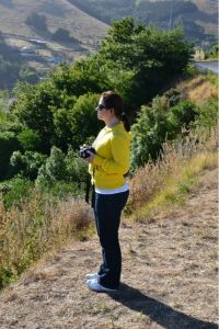 Christl - im schicken gelben Outfit